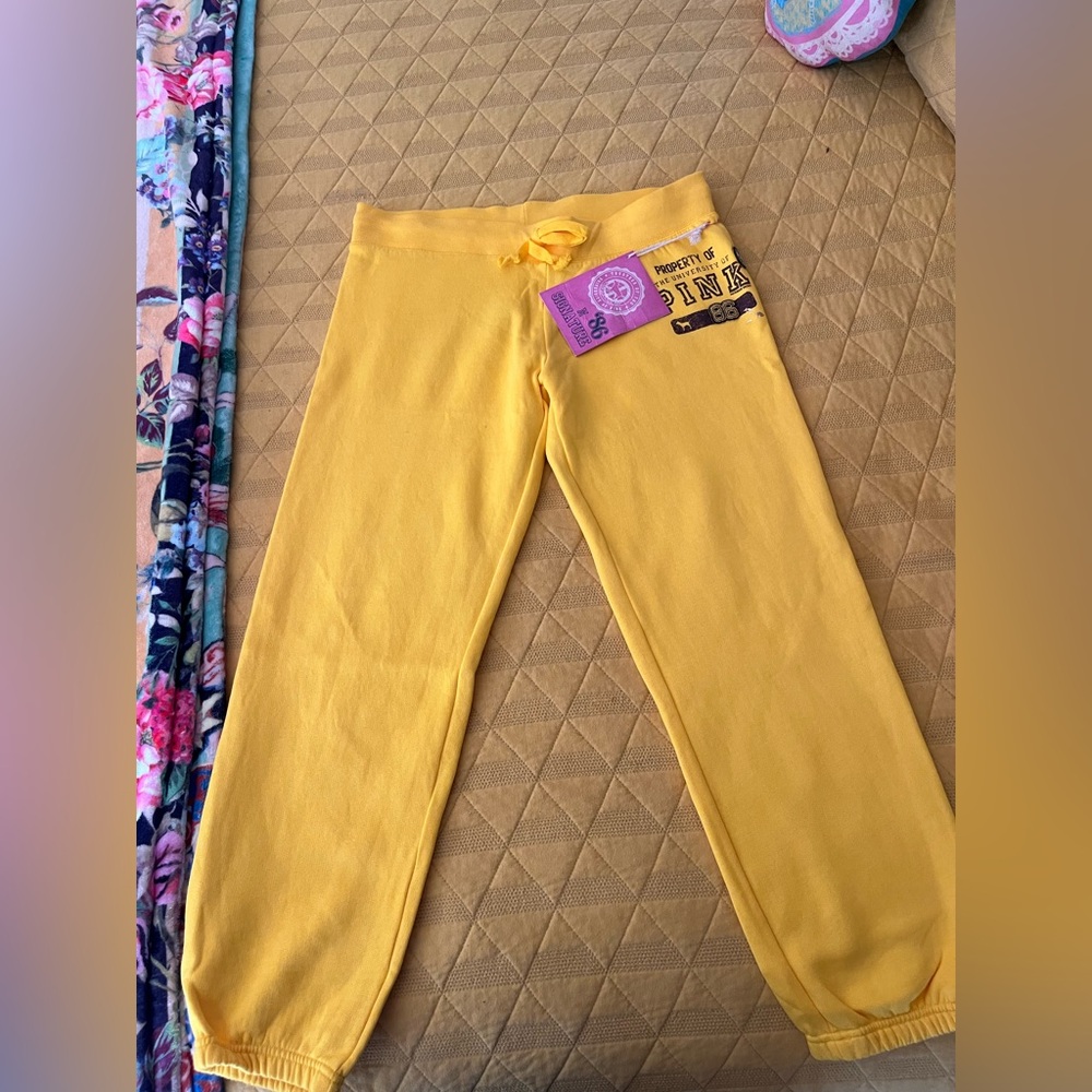 NWT. PINK SWEATPANTS. YELLOW. SIZE MED. SUPER SOFT.